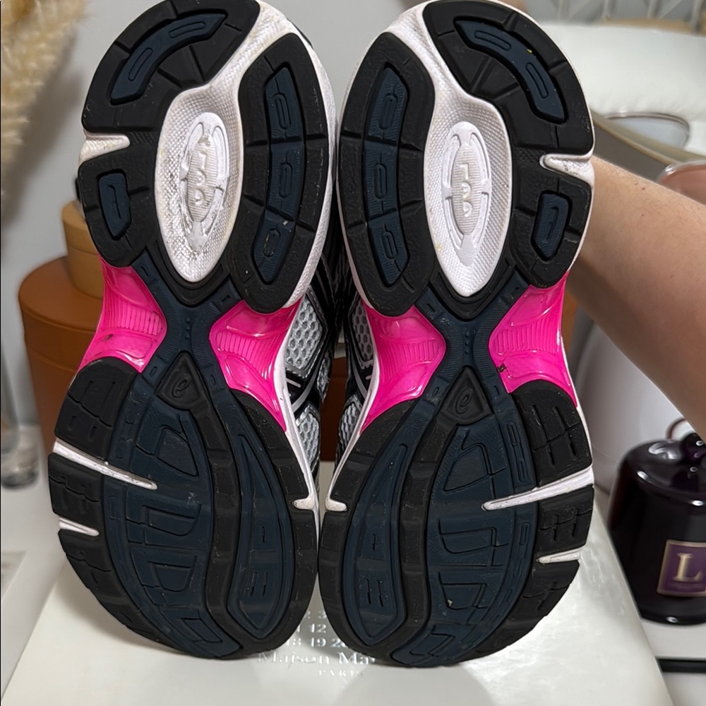 ASICS - Picture 4 of 4